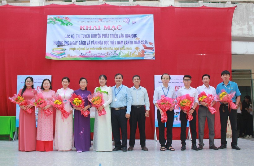 Trường THPT Tân Châu (An Giang) khai mạc các hoạt động nhân Ngày sách và Văn hóa đọc Việt Nam.
