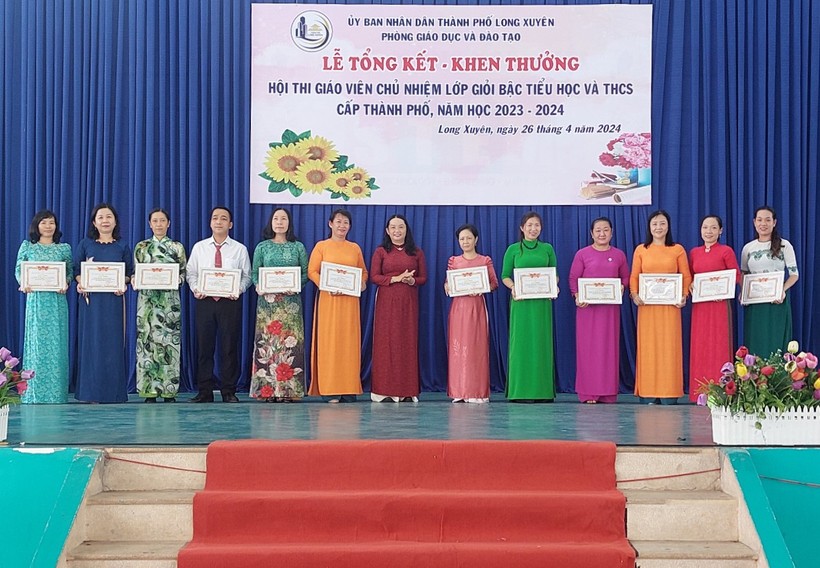 Ngành GD&ĐT thành phố Long Xuyên (An Giang) tổng kết trao thưởng Hội thi giáo viên chủ nhiệm lớp giỏi.
