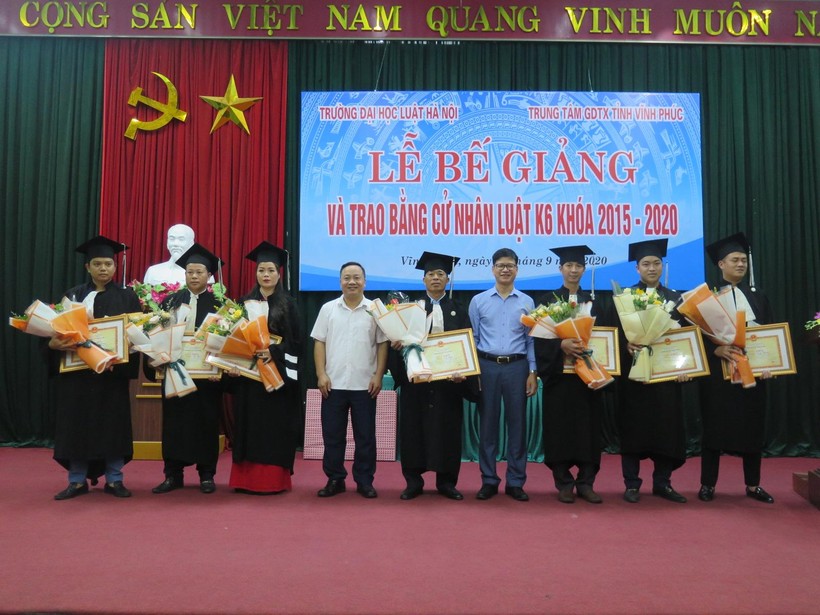Đại diện lãnh đạo Trường đại học Luật Hà Nội và Trung tâm GDTX tỉnh trao Giấy khen cho 7 học viên đạt kết quả cao trong học tập