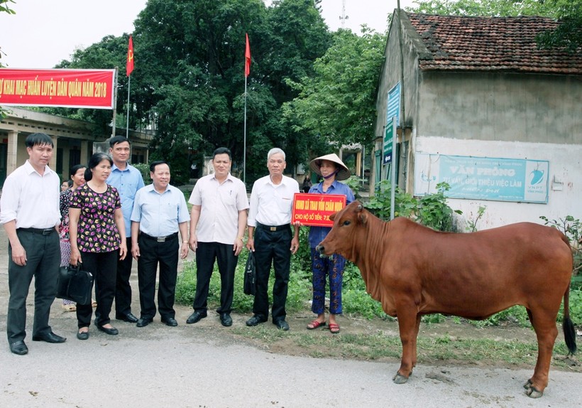 Trao tiền hỗ trợ nuôi bò cho hộ nghèo tại huyện Yên Lạc