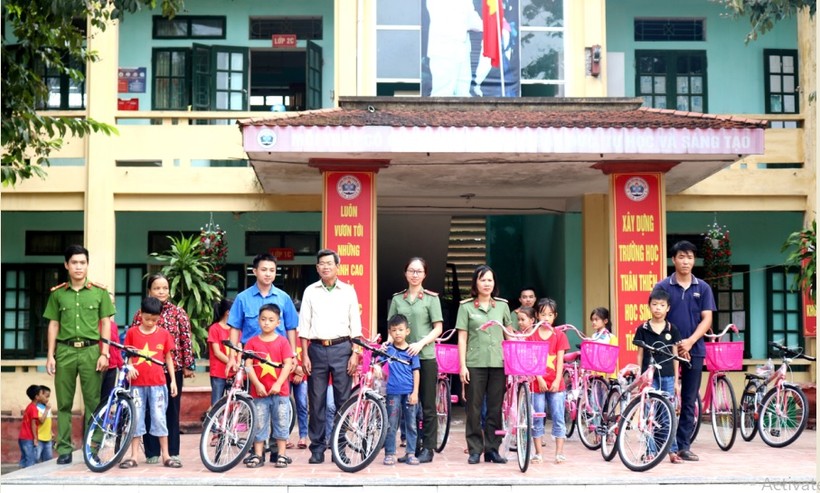 Hội phụ nữ Công an huyện Tam Dương tặng xe đạp cho học sinh có hoàn cảnh khó khăn. Ảnh: Trần Văn Mạnh