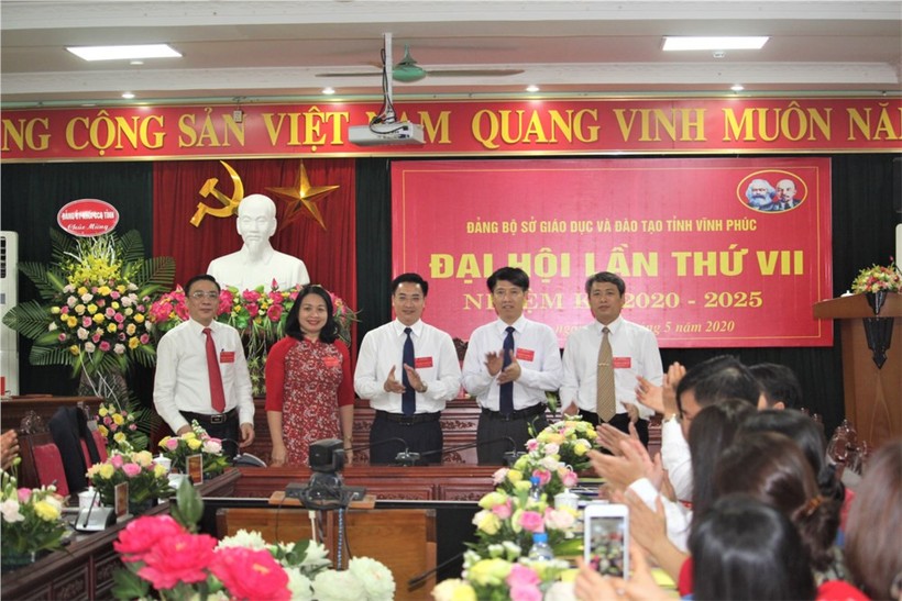 Giám đốc Sở GD&ĐT Nguyễn Văn Huyến (đứng giữ) được bầu vào BCH Đảng bộ tỉnh Vĩnh Phúc nhiệm kỳ 2020-2025. Ảnh tư liệu