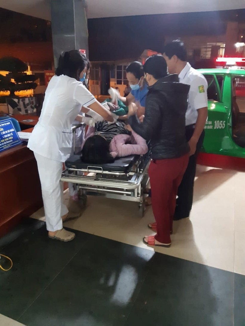 Cháu bé và sản phụ được được đưa đến Bệnh viện Đa khoa tỉnh Hà Giang để chăm sóc. Ảnh: Taxi Mai Linh Hà Giang.