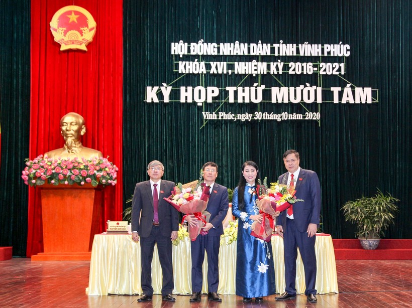 Bà Hoàng Thị Thúy Lan và ông Lê Duy Thành nhận hoa chúc mừng