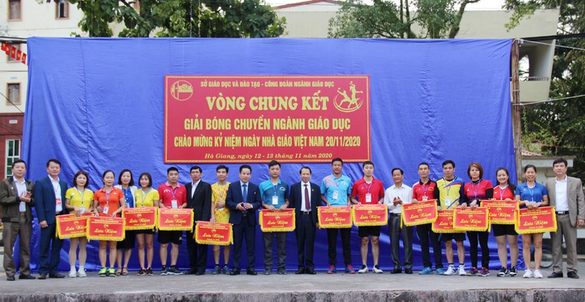 Lãnh đạo Sở GD&ĐT Hà Giang trao cờ lưu niệm cho các đội tham dự giải