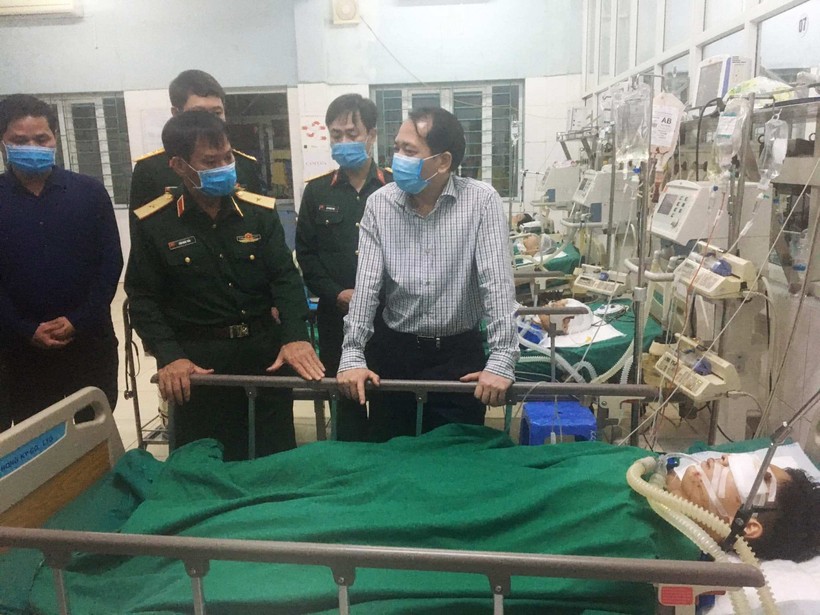 Ông Trần Đức Qúy, Phó Chủ tịch UBND tỉnh Hà Giang đến thăm quân nhân bị thương tại Bệnh viện Đa khoa tỉnh