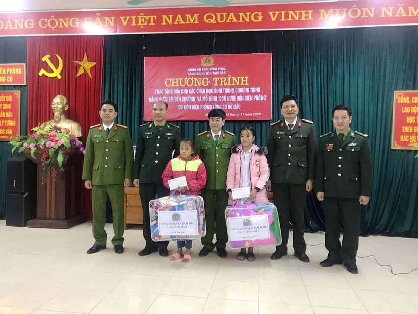 Thượng tá Trần Kim San – Trưởng công an huyện Tam Đảo (đứng giữa) trao quà cho học sinh trường Ma Lé