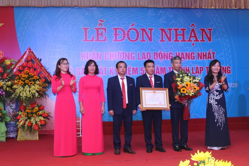 Thừa ủy quyền của Chủ tịch nước, bà Nguyễn Thị Thanh Huyền (ngoài cùng bên phải) trao tặng Huân chương Lao động hạng Nhất cho Trường THPT Tam Nông.