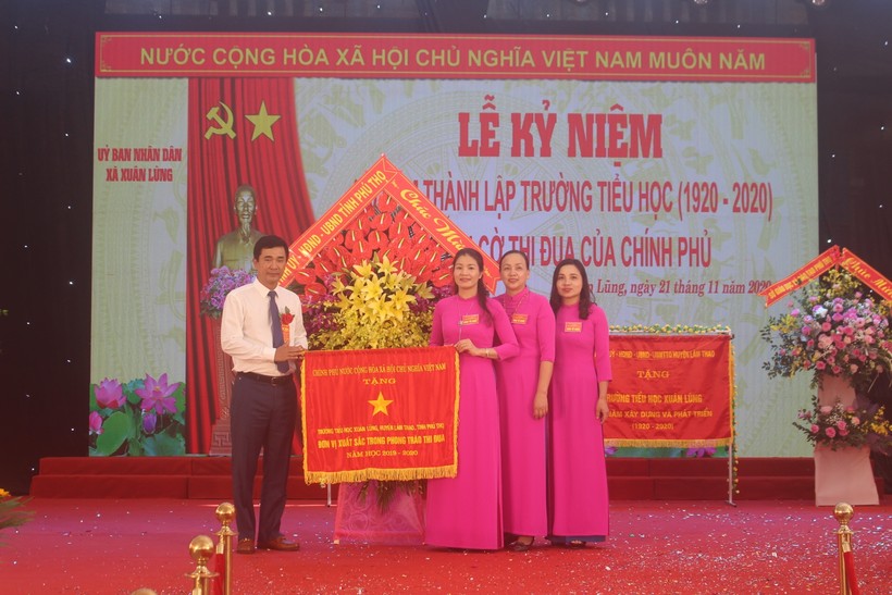 Thừa ủy quyền của Thủ tướng Chính phủ, đồng chí Phó Chủ tịch UBND tỉnh Hồ Đại Dũng đã tặng Cờ thi đua của Chính phủ cho Trường Tiểu học Xuân Lũng
