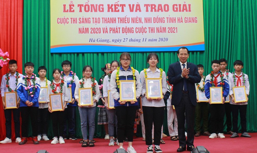 Ông Trần Đức Quý, Ủy viên BCH Đảng bộ tỉnh, Phó Chủ tịch UBND tỉnh Hà Giang trao giải Nhất cho các tác giả.