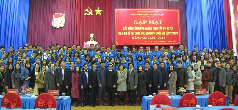 Lãnh đạo tỉnh Phú Thọ chụp ảnh lưu niệm cùng các đại biểu và  giáo viên, học sinh các đội tuyển tham dự kỳ thi chọn học sinh giỏi quốc gia.