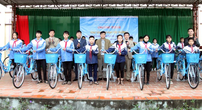 Tặng xe đạp cho học sinh có hoàn cảnh khó khăn tại Trường THCS Minh Quang