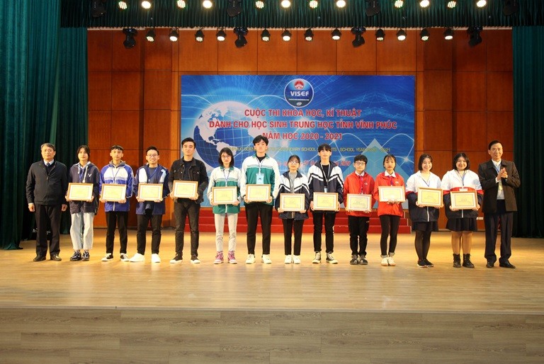 Ban tổ chức trao Giấy chứng nhận giải Nhất cho 6 dự án của các học sinh trung học. Ảnh: Dương Chung