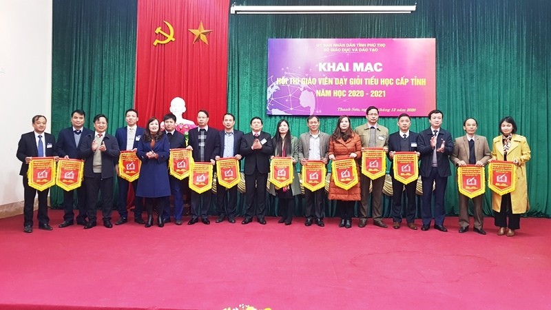 Lãnh đạo Sở GD&ĐT và lãnh đạo huyện Thanh Sơn  trao cờ lưu niệm  cho các đoàn tham dự hội thi