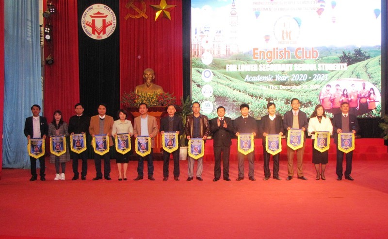 Giám đốc Sở GD&ĐT Phú Thọ Nguyễn Văn Mạnh trao cờ lưu niệm cho các đoàn tham gia giao lưu 