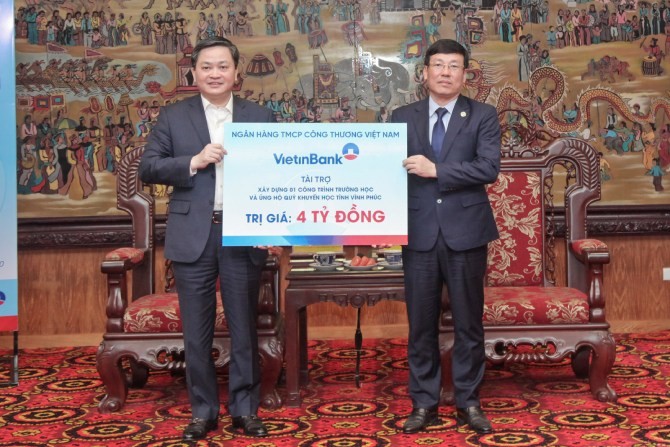 Ông Lê Duy Thành Củ tịch UBND tỉnh Vĩnh Phúc (bìa phải) nhận tài trợ tượng trưng từ lãnh đạo ViettinBank
