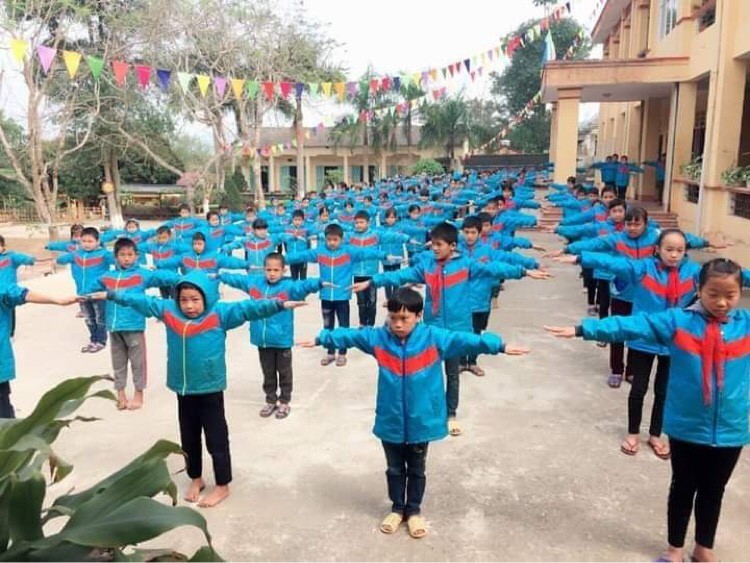 Học sinh Trường Tiểu học Yên Sơn 2 mặc đầy đủ áo ấm khi đến trường trong tiết trời lạnh