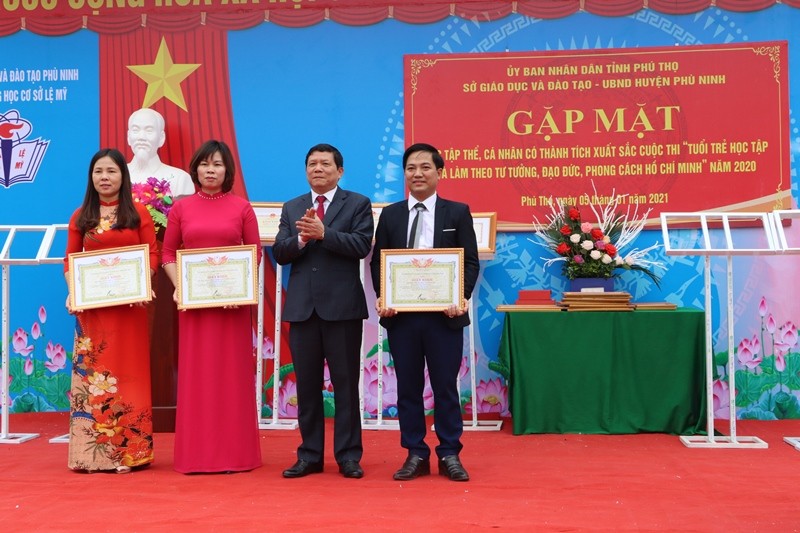 Giám đốc Sở GD&ĐT Phú Thọ Nguyễn Văn Mạnh trao Giấy khen cho 3 tập thể có thành tích xuất sắc trong cuộc thi.