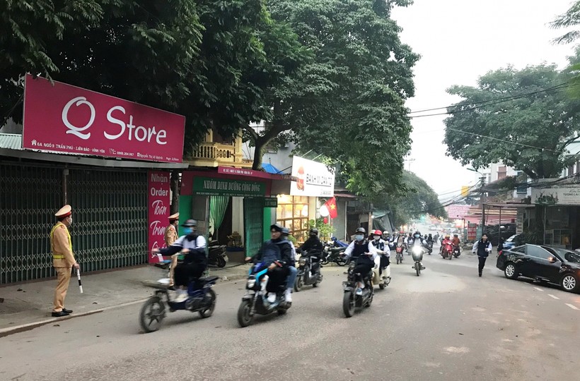 Lực lượng Cảnh sát giao thông làm nhiệm vụ trước cổng trường THPT Trần Phú, TP. Vĩnh Yên vào sáng 25/1