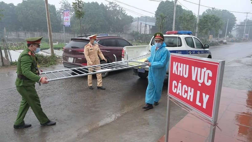 Lực lượng chức năng lập chốt cách ly tại xã Tiến Thắng, huyện Mê Linh. Ảnh: Tuyên Hoàng