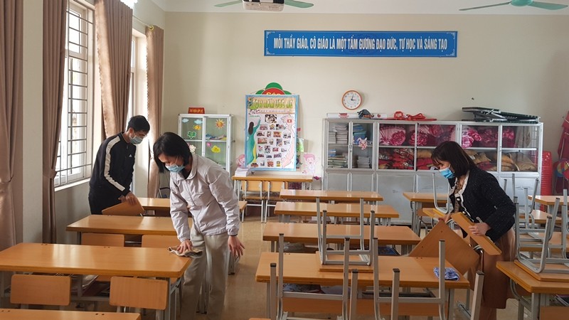 Trường Tiểu học Hòa Bình (thành phố Việt Trì) thực hiện vệ sinh, khử trùng trường lớp để đón học sinh đi học trở lại