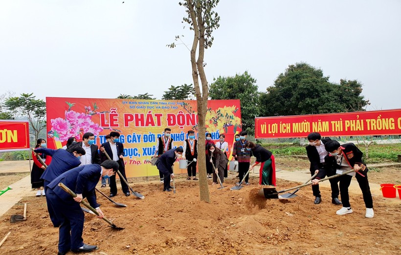 Lãnh đạo Sở GD&ĐT trồng cây tại Trường Phổ thông dân tốc nội trú tỉnh Phú Thọ.