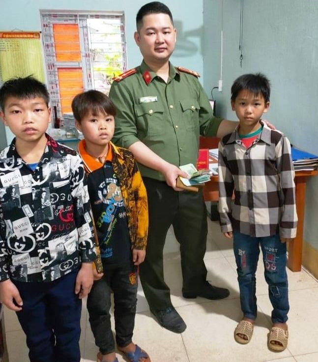 3 em học sinh nộp lại số tiền nhặt được cho Công xã Minh Tân.