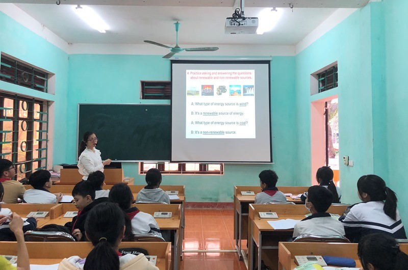 Sử dụng máy chiếu trong giờ học Tiếng Anh tại Trường THCS Tô Hiệu, TP. Vĩnh Yên.