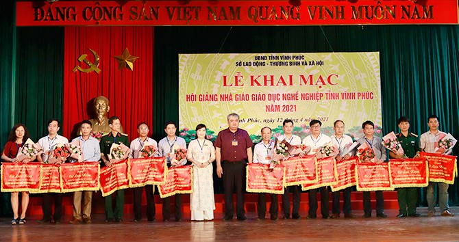 Ông Nguyễn Việt Phương - Giám đốc Sở LĐ-TB&XH Vĩnh Phúc trao Cờ lưu niệm cho đại diện các đoàn tham dự Hội giảng