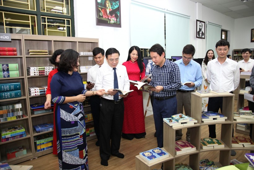 Các đại biểu tham quan thư viện Trường THCS Tô Hiệu, thành phố Vĩnh Yên. Ảnh: Dương Chung
