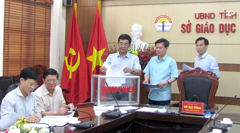 Hội đồng lựa chọn sách giáo khoa giáo dục phổ thông của tỉnh Phú Thọ bỏ phiếu lựa chọn sách.