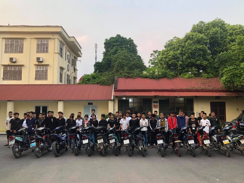 60 đối tượng đi trên 42 xe máy bị Công an huyện Tam Đảo bắt giữ