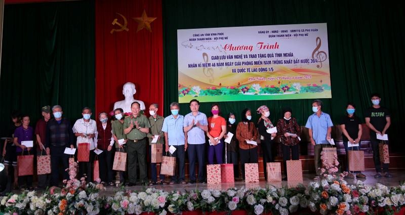 Đại tá Đinh Ngọc Khoa, Giám đốc Công an tỉnh Vĩnh Phúc trao quà cho các hộ dân có hoàn cảnh khó khăn tại xã Phú Xuân.