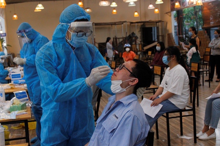 Cơ quan y tế lấy mẫu xét nghiệm Covid-19 đối với người dân KĐT Đồng Sơn