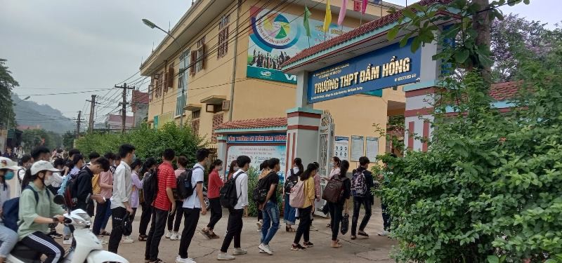 Học sinh Tuyên Quang được đo thân nhiệt khi đến trường. Ảnh: Sở GD&ĐT Tuyên Quang