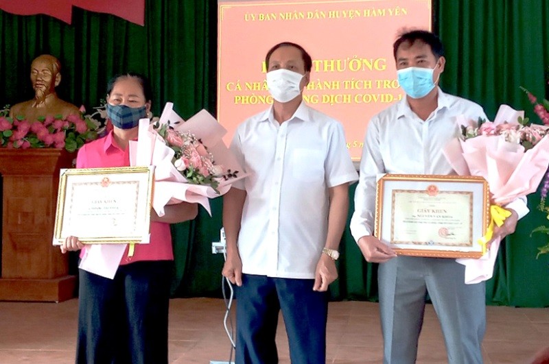 Chủ tịch UBND huyện Hàm Yên Đinh Công Thơ trao Giấy khen cho 2 công dân của xã Yên Phú. Ảnh: Công Vượng.