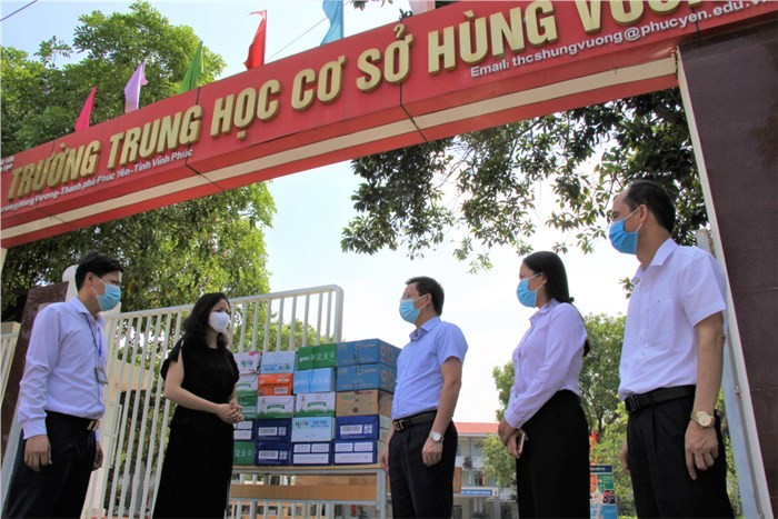 Lãnh đạo Sở GD&ĐT Vĩnh Phúc thăm hỏi, động viên giáo viên và học sinh đang thực hiện cách ly qua lãnh đạo Trường THCS Hùng Vương