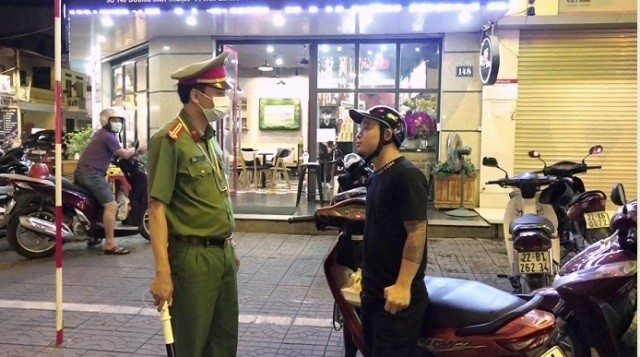 Công an TP. Tuyên Quang xử phạt trường hợp người dân không đeo khẩu trang phòng chống dịch nơi công cộng. Ảnh: Thanh Xuân (Trung tâm VH, TT và TT thành phố)