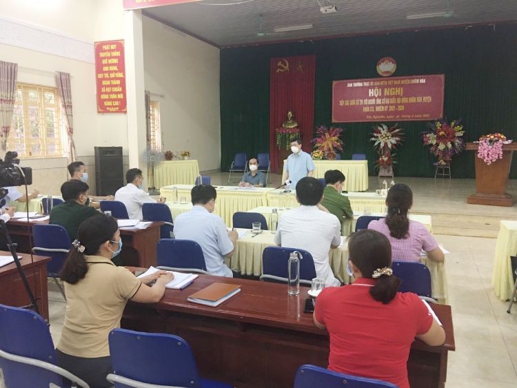 Ông Nguyễn Văn Sơn, Chủ tịch UBND tỉnh Tuyên Quang họp gấp với Ban chỉ đạo phòng chống dịch huyện Chiêm Hoá. Ảnh: Sở Y tế Tuyên Quang.