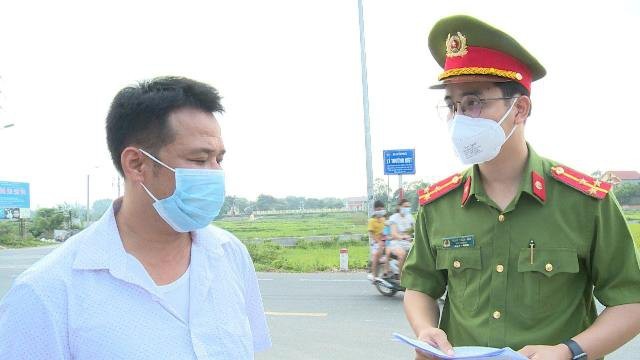 Đối tượng Nguyễn Văn Bình làm việc với cơ quan công an trước giờ tiêu hủy số thịt lợn ối thối.