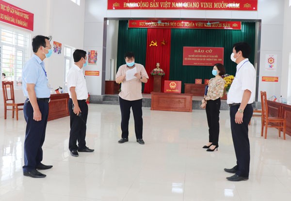 Bí thư Thành ủy Vĩnh Yên Nguyễn Ngọc Bình chỉ đạo tập tại Khu vực bỏ phiếu TDP Tiên Sơn.