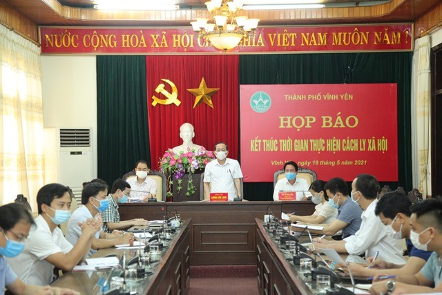 Ông Lương Văn Long Chủ tịch UBND TP. Vĩnh Yên cung cấp thông tin cho báo chí