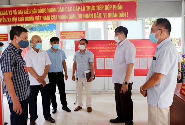 Bí thư Thành ủy Vĩnh Yên Nguyễn Ngọc Bình kiểm tra tại Bệnh viện Đa khoa tỉnh