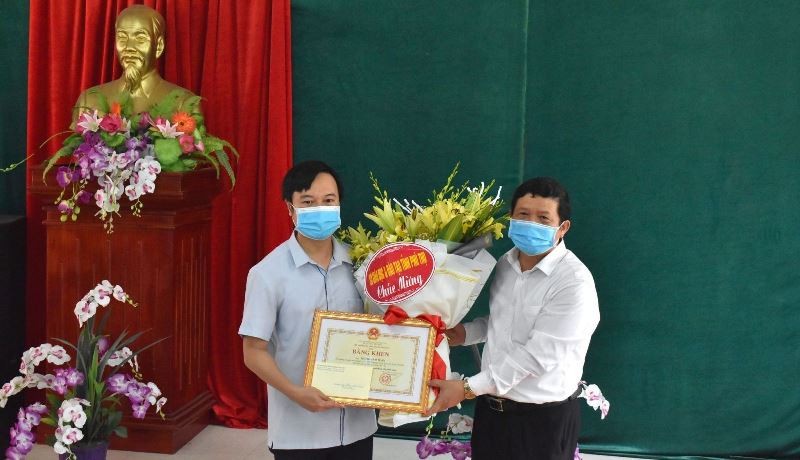 Ông Nguyễn Văn Mạnh - Giám đốc Sở GD&ĐT Phú Thọ trao bằng khen của Bộ trưởng Bộ Giáo dục và Đào tạo cho thầy Phùng Anh Tuấn. Ảnh: Hà Trang