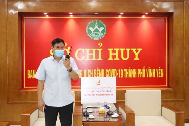 Bí thư Thành ủy Vĩnh Yên Nguyễn Ngọc Bình sử dụng bộ đàm để chỉ đạo công việc tại Sở chỉ huy