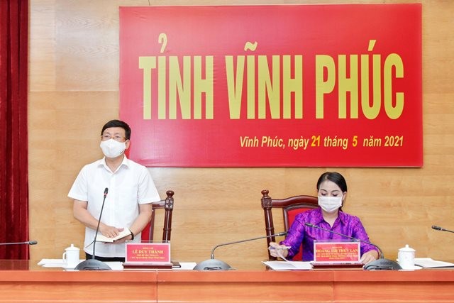 Bí thư Tỉnh ủy Vĩnh Phúc Hoàng Thị Thúy Lan (bìa phải) và Chủ tịch UBND tỉnh Lê Duy Thành. 
