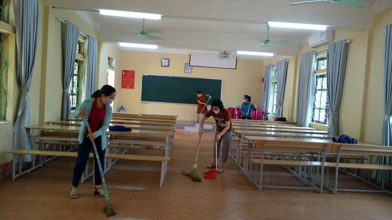 Giáo viên Trường THPT Nguyễn Viết Xuân (huyện Vĩnh Tường, Vĩnh Phúc) vệ sinh lớp học để đón học sinh lớp 12 trở lại trường.