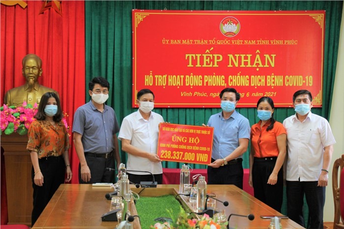 Ông Nguyễn Xuân Viễn - Phó Chủ tịch Ủy ban Mặt trận Tổ quốc tỉnh (thứ ba từ trái sang) tiếp nhận kinh phí hỗ trợ của ngành Giáo dục Vĩnh Phúc.