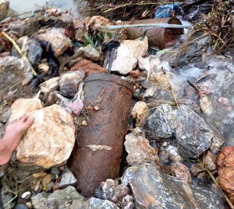 Hiện trường phát hiện 3 quả bom tại xóm 8, xã Tràng Đà (TP Tuyên Quang). Ảnh: Báo Tuyên Quang