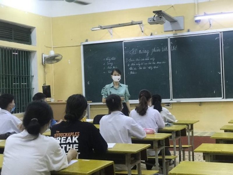 Thạc sĩ Nguyễn Thị Phụng và học sinh Trường THPT Tam Dương trong giờ ôn tập Ngữ văn